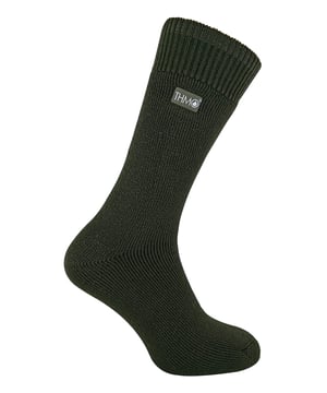 Wenn die Temperaturen sinken, brauchen Sie ein zuverlässiges Paar Thermosocken, die die Kunst, Ihre Füße warm und bequem zu halten, perfektioniert haben. Die Designer dieser THMO-Thermosocken für Männer haben Komfort und Wärme zu ihren Prioritäten gemacht. Die THMO Thermosocken wurden aus einem schweren Acrylgarn mit extremen thermischen Eigenschaften hergestellt. Sie sind auf der Innenseite doppelt gebürstet, um die Wärme zu maximieren, indem sie die warme Luft einschließen und nahe an den Füßen halten. Durch diese Bürstung wird die Innenseite der Socke weicher, so dass sie sich sowohl für den Einsatz in Innenräumen als auch für Aktivitäten im Freien eignet. Diese Thermosocken fühlen sich auch so an, als wären sie nahtlos und haben eine saubere, handgekettelte Spitze, die sie diabetikerfreundlich macht. Der gerippte Bund am oberen Ende der Socke wurde so gestaltet, dass er sich den natürlichen Konturen Ihrer Beine anpasst. Dieses breite, weiche Oberteil bietet den ganzen Tag über Komfort und verringert die Gefahr, dass sich unangenehme Einschnürungen an Ihren Beinen bilden. Diese THMO-Thermosocken für Männer sind in 4 Farben erhältlich und entsprechen der Größe 6-11 UK 39-45 Eur 7-12 US. Sie sind sicher in der Maschine waschbar.