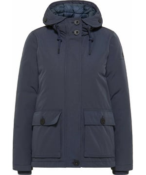 Een duurzame buitenkant van microvezel en katoen maakt deze winterjas van DreiMaster Klassik tot een winterfavoriet. De zachte, glanzende voering is gewatteerd en opgevuld met synthetische vulling, zodat de jas qua warmtebehoud hoge prestaties levert tegen kou en sneeuw. Het rechte silhouet wordt modieus ondersteund door de grote klepzakken, die tevens zijzakken zijn, en ook de grote labelknopen zorgen voor visuele accenten. Een heerlijk gewatteerde capuchon met extra regenbescherming en de vormvaste geribde manchetten doen ons des te meer genieten van winterwandelingen.  winter anorak