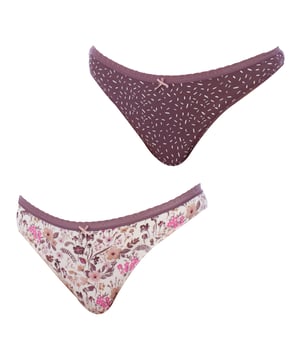 Pack de tangas para mujer confeccionadas en suave algodón, ideales para ofrecer comodidad y transpirabilidad durante todo el día.

Detalles:

- Acabado con blonda elástica en la cintura para un ajuste cómodo y femenino.
- Confección en algodón que garantiza suavidad y frescura.
- Diseño decorado con un pequeño lazo en la parte frontal.
- Disponibles en estampados variados, aportando estilo y versatilidad.

Perfectas para el uso diario, estas tangas combinan confort y elegancia de manera excepcional.
 Composición: 83% Algodón, 17% Poliamida
 Cuidados:
- Lavar a mano o en ciclo delicado.
- Utilizar detergente suave.
- No usar lejía.
- Secar al aire.
- No planchar.