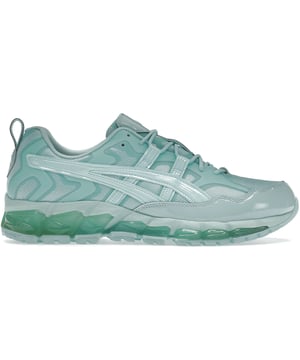 Zapatillas deportivas Asics Gel-Nandi 360 azul claro para hombre, una opción de calzado elegante y orientada al rendimiento diseñada para personas activas y entusiastas de las actividades al aire libre. Estas zapatillas combinan las tecnologías avanzadas de Asics con un refrescante color azul claro, lo que las convierte en una opción versátil y funcional para diversas actividades.

Las zapatillas Asics Gel-Nandi 360 para hombre en color azul claro están fabricadas por expertos para ofrecer comodidad y funcionalidad a tu estilo de vida activo. Tanto si sales a correr por los senderos como si participas en aventuras al aire libre, estas zapatillas te ofrecen la sujeción y la amortiguación que necesitas. El color azul claro añade un toque de frescura y singularidad, por lo que son fáciles de combinar con diversos atuendos.

Características principales:

 Amortiguación Asics Gel:   Las zapatillas cuentan con la tecnología de amortiguación Gel de Asics en la entresuela, que proporciona una excelente absorción de impactos y comodidad durante tus actividades.

 Diseño Trail-Ready:   Estas zapatillas son muy adecuadas para trail running y actividades al aire libre, con características que mejoran la estabilidad y el agarre en diversos terrenos.

 Construcción duradera:   Fabricadas con materiales de alta calidad, estas zapatillas están construidas para soportar las exigencias del uso activo.

 Parte superior transpirable:   Las zapatillas vienen con una parte superior transpirable, que permite una ventilación adecuada para mantener los pies frescos y secos.

 Ligeras:   Diseñadas con materiales ligeros, estas zapatillas ayudan a minimizar la fatiga y mejorar la agilidad durante tus actividades.

 Ajuste seguro:   Las zapatillas cuentan con un sistema de cierre de cordones que permite un ajuste seguro y personalizado.

 Marca Asics:   Como parte de la reputada marca Asics, estas zapatillas representan una marca de calidad y experiencia en calzado deportivo.

 Refrescante color azul claro: El color azul claro de las zapatillas añade un aspecto vibrante y distintivo a tu atuendo deportivo, haciéndolas destacar con estilo.