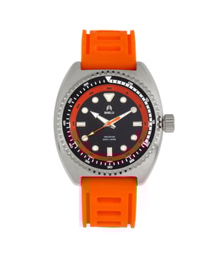 316L roestvrijstalen behuizing van chirurgische kwaliteit; Japans quartz uurwerk; Saffier-gecoat mineraal kristal; Logo-gegraveerde roestvrijstalen achterkant van de behuizing; Uni-directionele bezel; Metalen bewegingshouder; Geschroefde kroon; Rubberen band; Logo-gegraveerde roestvrijstalen sluiting; Zwitserse Super-LumiNova-wijzers; Zwitserse Super-LumiNova-markeringen; 44 mm kastdiameter; 20ATM waterbestendigheid (goedgekeurd voor professioneel diepduiken);