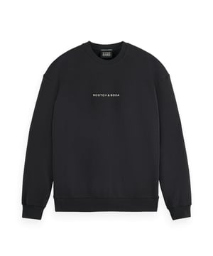 Entdecken Sie unvergleichlichen Stil und Komfort mit dem Herren Langarmshirt von Scotch & Soda. Dieses Shirt besticht durch seinen klassischen Rundhalsausschnitt und die eleganten Rippbündchen an Ausschnitt, Ärmeln und Saum, die eine perfekte Passform garantieren. Der dezente Logoschriftzug verleiht dem Shirt eine markante Note und betont den exklusiven Charakter.  Hergestellt aus hochwertigen Materialien, bietet dieses Langarmshirt höchsten Tragekomfort und Langlebigkeit. Ob für einen entspannten Tag oder einen stilvollen Abend - dieses Shirt ist der ideale Begleiter für jede Gelegenheit.   Erleben Sie den ultimativen Mix aus modischer Raffinesse und Komfort mit Scotch & Soda. Setzen Sie ein Statement mit einem Shirt, das sowohl durch sein Design als auch durch seine Qualität überzeugt. Perfektionieren Sie Ihre Garderobe mit diesem zeitlosen Klassiker und genießen Sie jeden Moment in stilvoller Eleganz.