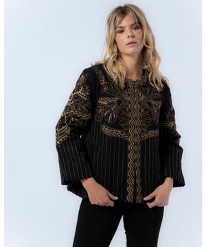 La Chaqueta Diana es una pieza clave para tu armario de otoño. Con su elegante diseño bordado y corte holgado, esta chaqueta ofrece un estilo sofisticado y moderno. Combínala con pantalones oscuros y tacones para un look chic y profesional.
 
 
 
 Chaqueta acolchada con cuello redondo.
 
 Manga larga.
 
 Bordado a máquina y a mano en delantero, espalda y mangas.