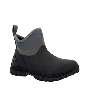 De Arctic Sport II Ankle is gemaakt van Muck's traditionele handgelegde rubber. Om het gewicht te verminderen en de flexibiliteit te vergroten, hebben we onze Muckskin technologie gebruikt. Deze technologie bestaat uit een bedrukte rubberen coating over neopreen die 100% waterdicht is.