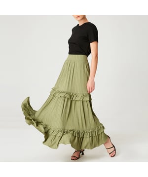 Ein auffälliges Stück mit einem Hauch von Bohème-Feeling aus einem leichten Faltenstoff. Unverzichtbar in jeder Garderobe, kann der Maxirock bei der Arbeit, zu jedem mühelosen Anlass und sogar am Strand getragen werden. Mehrere Rüschen verleihen dem Schnitt einen dynamischen Look. Vielseitig und einfach mit einer Bluse, einem leichten Hemd oder einem einfachen weißen T-Shirt zu kombinieren. Eine einfache und großzügig ausgestellte Linie, die einen femininen und raffinierten Look bietet.
Einzelheiten zum Produkt
- Trapezförmig
- Elastischer Gürtel
- Länge: 93 cm