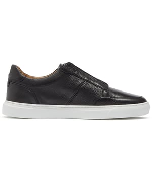 Las zapatillas para hombre Oliver Sweeney Rende son unas zapatillas inteligentes y sofisticadas con una parte superior de cuero suave de primera calidad, en una silueta genuinamente hecha a mano de estilo cancha, completada con un refuerzo frontal elástico. La suela de goma resistente y el forro/plantilla de cuero completo con una almohadilla acolchada en el talón garantizan comodidad y agarre adicionales. Hecho para durar, este estilo contemporáneo no te defraudará.