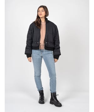 Die Bomberjacke ist die perfekte Kombination aus Stil und Funktionalität, die sich ideal in urbane Trends einfügt und gleichzeitig Komfort und Bequemlichkeit im Alltag bietet.

Die einfarbige Gestaltung dieser Jacke macht sie extrem universell und leicht zu kombinieren mit verschiedenen Styles, von lässig bis eleganter, was sie zu einem unverzichtbaren Bestandteil jeder Garderobe macht.

Mit einem Reißverschluss versehen, bietet die Jacke nicht nur schnelles und bequemes Anziehen, sondern auch die Möglichkeit zur Temperaturregulierung, was bei wechselnden Wetterbedingungen besonders nützlich ist.

Sichtbare Nähte verleihen der Jacke Charakter und ein einzigartiges Aussehen, betonen ihre hohe Verarbeitungsqualität und die Liebe zum Detail.

Ein Markendetail auf der Rückseite ist eine subtile, aber wirkungsvolle Veredelung, die diskret den Prestige und die Exklusivität dieser Jacke hervorhebt, ideal für Personen, die Wert auf Stil und Klasse legen.

Elastische Bündchen an den Handgelenken sorgen für eine perfekte Passform, schützen vor Wind und Kälte und verleihen der Jacke gleichzeitig einen sportlichen Charakter und ein modernes Aussehen.