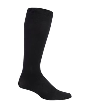 Die IOMI Flug- und Reisekompressionsstrümpfe wurden entwickelt, um das Risiko einer tiefen Venenthrombose (DVT) bei Flügen und anderen längeren Reisen zu verringern. Die abgestufte Kompression innerhalb des Sockens hilft, einen regelmäßigen Blutfluss in den Beinen und im restlichen Körper aufrechtzuerhalten. Sie werden feststellen, dass diese Flugsocken auch bei schlechter Durchblutung, müden, schmerzenden Beinen und geschwollenen Füßen und Knöcheln auf Reisen helfen. Mit einem Kompressionsfaktor von 18 mmHg wurden diese Socken in Großbritannien im Labor getestet und entsprechen der britischen Norm BS6612:1985. Die IOMI Flugsocken wurden auch bei der britischen Aufsichtsbehörde für Arzneimittel und Gesundheitsprodukte registriert und als Medizinprodukt der Klasse 1 bestätigt. Die IOMI-Flugsocken für Damen sind in 3 Größen erhältlich: 6-8,5, 9-11 und 12-14. Sie sind in der Farbe Schwarz erhältlich und bestehen aus 88% Nylon, 12% Elastan und 80 Denier. Sie sind maschinenwaschbar und werden im Vereinigten Königreich hergestellt.