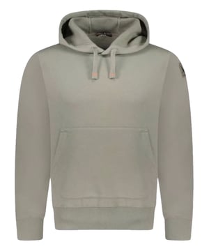 Dieser bequeme Hoodie vereint lässigen Stil mit hohem Tragekomfort. Die Kapuze mit Tunnelzug sorgt für eine individuelle Anpassung, während die elastischen Rippbündchen an Saum und Ärmelenden optimalen Sitz garantieren. In der praktischen Kängurutasche finden Hände oder kleine Alltagsgegenstände problemlos Platz. Die normale Passform bietet Bewegungsfreiheit und ein angenehmes Tragegefühl, ideal für entspannte Tage oder sportliche Aktivitäten. Ein dezenter Logo-Patch auf dem Ärmel verleiht dem Hoodie einen modernen Look und rundet das Design gekonnt ab. Perfekt für alle, die Komfort und Stil mühelos kombinieren möchten.
