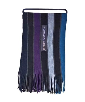 Dieser wunderbare, italienisch inspirierte Winterschal von Giovanni Cassini hält Sie in der kalten Jahreszeit angenehm warm. Er hat eine schöne Strickqualität und ist besonders weich auf der Haut, was bedeutet, dass man sich keine Sorgen um juckende Stellen machen muss. Dieser weiche Schal ist gestreift und in 6 tollen Farben erhältlich - da ist für jeden etwas dabei. Mit seinem stilvollen Muster kann er in einer formellen Situation getragen werden, wenn es kalt ist, oder leger - er ist für beides schick genug.