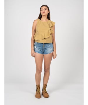 El color uniforme de la blusa es una elección perfecta para aquellos que valoran la elegancia y la versatilidad, y gracias a su tono sobrio es fácil combinarla con diferentes estilismos, tanto para el día a día como para ocasiones especiales.

Las volantes asimétricas le dan a la blusa un carácter único, introduciendo un elemento de dinamismo y sutile explimenia, lo que hace que cada movimiento sea más expresivo y lleno de gracia.

La abertura en la espalda no es solo un detalle de moda, sino también un acento práctico que proporciona comodidad adicional y ventilación, al tiempo que atrae la mirada y resalta el diseño único de la blusa.

La blusa sin mangas es la propuesta ideal para los días cálidos, permitiendo disfrutar de una total libertad de movimiento, y al mismo tiempo constituyendo una excelente base para crear estilismos en capas durante los meses más fríos.