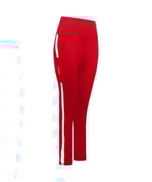 Steigern Sie Ihr Training mit der Alicia Leggings. Diese Leggings bietet nicht nur Stil, sondern auch die notwendige Unterstützung für Ihre Fitnessbemühungen. Der hohe Bund sorgt für eine schmeichelhafte und bequeme Passform, die bei Ihren Bewegungen an Ort und Stelle bleibt. Das 4-Wege-Stretchmaterial ermöglicht uneingeschränkte Bewegungsfreiheit und macht jede Dehnung und jeden Schritt mit. Die komprimierende Passform sorgt für ein stützendes Tragegefühl und schmiegt sich an den richtigen Stellen an Ihren Körper – für einen schlanken Look und verbesserte Leistung. Die Alicia Leggings verfügt über eine praktische Seitentasche, in der Sie wichtige Dinge wie Schlüssel oder einen kleinen Musikplayer verstauen können. So haben Sie die Hände frei und können sich ganz auf Ihr Training konzentrieren. Das charakteristische 3D-BOXRAW-Injektionslogo verleiht der Leggings einen Hauch von Branding und unterstreicht die Liebe zum Detail und die Qualität des Kleidungsstücks. Mit einem geschwungenen Seitenteil sowie einer geschwungenen Passe und einem geschwungenen Bund bietet diese Leggings Stil und Funktionalität zugleich. Die geschwungenen Designelemente sorgen für eine schmeichelhafte Silhouette und verbessern die Gesamtpassform. Trotz ihrer stützenden Eigenschaften sind diese Leggings leicht und ermöglichen Ihnen Bewegungsfreiheit und optimalen Komfort während Ihrer Trainingseinheiten. Kurz gesagt: Die Alicia Leggings sind die perfekte Wahl, um Ihr Training auf das nächste Level zu bringen. Mit ihrem Vier-Wege-Stretchmaterial, dem hohen Bund, der komprimierenden Passform, der Seitentasche und den stylischen Designdetails bieten sie den Halt und die Funktionalität, die Sie brauchen, ohne Kompromisse beim Stil einzugehen. Machen Sie sich bereit, Ihre Fitnessziele bequem und selbstbewusst mit diesen außergewöhnlichen Leggings zu erreichen.
