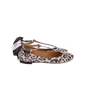 Diese Chloe Ballerinas sind mit einem Leopardenmuster, T-Riemen und einer runden Kappe gestaltet. Perfekt für die modebewussten Teenager, die im Style experimentieren möchten. Fügen Sie ein Midikleid für einen zarten Look hinzu.  
Chloe Leopardenmuster T-Riemen Ballerinas aus Multicolor-Canvas  
Farbe: multicolor  
Material: Canvas  
Größe: EU36.5  
Zustand: neu mit Etikett  
Tragespuren: keine  
SKU: 167088