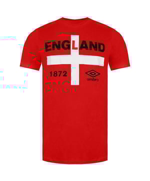 La camiseta masculina de Umbro England 1872 es una pieza elegante e históricamente significativa que rinde homenaje a la rica herencia del fútbol inglés. Esta camiseta conmemora el año 1872, un hito significativo en la historia del fútbol inglés.

Diseñado con un aspecto clásico y atemporal, esta camiseta presenta el icónico logotipo de Umbro junto con el año "1872" que se muestra prominentemente en la parte delantera. Esto representa el nacimiento del fútbol internacional, ya que el equipo nacional de fútbol de Inglaterra jugó su primer partido oficial en ese año.

Hecho a partir de materiales de alta calidad, esta camiseta ofrece una sensación cómoda y suave contra la piel. La tela es duradera y transpirable, asegurando un desgaste duradero y una comodidad óptima.

Con su ajuste regular, mangas cortas y un clásico cuello de la tripulación, esta camiseta proporciona una silueta versátil y atemporal. Se combina bien con una variedad de fondos, lo que le permite mostrar su apoyo al fútbol inglés con estilo.

Ya sea que te diriges a un partido, miras desde casa o simplemente expresas tu amor por el fútbol inglés, la camiseta de los hombres Umbro England 1872 es una adición imprescindible a tu guardarropa. Su combinación de importancia histórica, ajuste cómodo y diseño elegante lo convierten en una pieza destacada. Muestre su apoyo al equipo nacional de fútbol inglés y celebre el rico patrimonio futbolístico con esta notable camiseta.