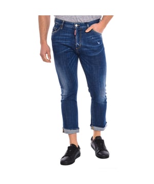 Pantalón largo Dsquared2.
Bajos con corte recto, efecto dobladillo.
Cierre principal de botones invisibles.
Dos bolsillos abiertos en los laterales.
Dos bolsillos abiertos en la parte trasera.
Cintura con trabillas para cinturón.
Detalle de rotos en la parte frontal y trasera.
 Composición: 98% Algodón, 2% Elastano.
 Cuidados:
Lavar a temperatura máxima 30º.
Planchar a temperatura baja.
No usar lejía.
No usar secadora.
No lavar en seco.