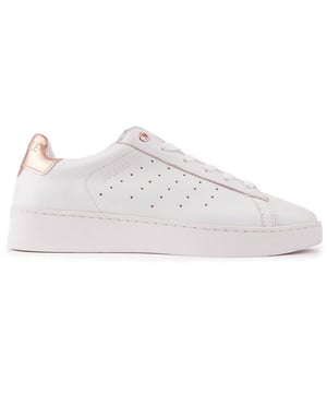 Las SOLE Lab Zinc son unas zapatillas de cancha elegantes y cómodas, perfectas para el uso diario. Con una parte superior de cuero blanco suave con un detalle de talón en oro rosa, forro y plantilla de cuero, ojales de metal en oro rosa y sutiles detalles de perforaciones, estas zapatillas para mujer son ideales para completar tus looks elegantes e informales.