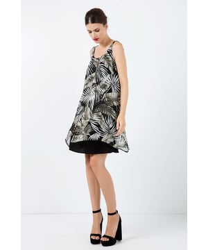 Mouwloze gelaagde zomerjurk met ronde hals. De binnenste laag is van zwarte stretch jersey en de buitenste laag is van geweven chiffonachtige stof met print, 100% viscose. De buitenste laag bestaat uit twee stukken die samenkomen bij de halslijn, waarbij het ene stuk over het andere ligt om een opening te creëren. Het linker stuk is iets langer dan het rechter. A-lijn silhouet. Ons model heeft lengte 178 cm en draagt maat 36. Afmetingen voor maat 38 (in cm):Buste-43; Lichaamslengte-89; Taille-50; Schouderbreedte-29; Hemline-57. Kledingstuk is loose fit. 100%viscose+100%tencel