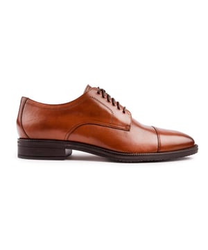 Un verdadero clásico que nunca pasará de moda, el Oxford con punta cap-toe de Modern Essentials está listo para la sala de juntas o una noche de salida. Con cuero suave, detalles atemporales en la punta, y una suela de goma para un agarre seguro.