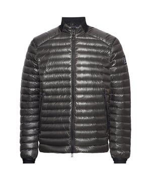 Belstaff Airframe Black Daunengefüllte Jacke. Erleben Sie das Nonplusultra an Vielseitigkeit und Stil mit der Belstaff Black Jacket. Diese Jacke bietet sowohl Wärme als auch modisches Design, so dass Sie mühelos von einem lässigen Tageslook zu einem schicken Abendensemble wechseln können. Bleiben Sie gemütlich und sehen Sie umwerfend aus mit dieser unverzichtbaren Jacke!. Daunenjacke, Material: 100% Polyamid, Füllung: 90% weiße Entendaunen, 10% weiße Entenfedern. Markenemblem am linken Ärmel, Leichtgewicht. Rundhalsausschnitt, gepolstertes Design, Reißverschluss, schwarze Jacke. Stil: Airframe Jacke Schwarz