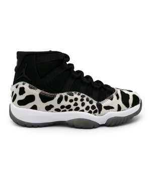 Spécifications : Basket iconique au style rétro et animalier. Tige en daim avec fourrure à imprimé animal, logo Jumpman en métal sur la cheville et semelle extérieure translucide.