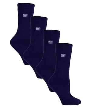Heat Holders Ultra Lite - Ladie 4 Pack Thermal SocksHalten Sie Ihre Füße an den kältesten Tagen warm und ziehen Sie dieses Paar Heat Holders Ultra Lite Thermal Socks an. Jetzt im 4er-Pack! Heat Holders Ultra Lite ist wie die Lite-Version, aber noch weniger klobig. Sie eignen sich perfekt für enger sitzende Schuhe, d.h. sie sind großartige Socken für die Wintermonate, passen in jede Art von Schuh und bieten die von Heat Holders bekannte Wärme.Heat Holders Socken bieten Ihnen intensiven Komfort und Wärme. Unser speziell entwickeltes Thermogarn sorgt für eine leistungsstarke Isolierung gegen Kälte und eine hervorragende Feuchtigkeitsableitung.Die innovative Stricktechnologie erzeugt unseren einzigartigen, extra langen, geschlungenen Polsterflor, der mehr warme Luft einschließt. Unser fachmännischer Heat Holders-Bürstungsprozess maximiert die Menge an warmer Luft, die in jeder Socke gehalten wird, und sorgt so für absolute Wärme und ganztägigen Komfort. 1,0 tog bedeutet, dass Ihre Füße und Beine selbst bei extrem kalten Wintertemperaturen dreimal wärmer sind als bei herkömmlichen Baumwollsocken. Diese Socken sind nicht nur super weich und warm, sondern auch sehr nützlich, wenn Sie sich längere Zeit im Freien aufhalten.Wenn Sie Probleme haben, Ihre dicken Original Heat Holders in Ihre Stiefel oder Schuhe zu bekommen, dann haben wir hier die Lösung für Sie! Diese Ultra Lite Socken sind dünn genug, um in Ihre Alltagsschuhe zu passen, aber dick genug, damit die Wärmeisolierungstechniken der Heat Holders weiterhin funktionieren. Egal, ob Sie sich zu Hause entspannen, draußen arbeiten oder winterliche Aktivitäten im Freien genießen, diese Thermosocken sind die ideale Ergänzung für Ihre Sockenschublade. Diese Socken werden im 4er-Pack geliefert, sind in den Damengrößen 4-8 UK erhältlich und bestehen aus 89% Acryl, 10% Polyamid, 1% Elastan. Sie sind in Schwarz, Marineblau und Lila erhältlich und können in der Maschine gewaschen werden.Extra ProduktdetailsWärmeisolierende Ultra Lite SockenSpeziell entwickeltes GarnDünner als die OriginalsockeThermische Bürstung1.0 Tog RatingDick & Warm3X wärmer als BaumwollsockenDamengröße: 4-8 UK3 FarboptionenMaschinenwaschbar