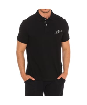 Polo Plein Sport met korte mouwen.
 Kraag met kapel.
 Halfhoge knoopsluiting.
 Korte mouwen met geribde afwerking.
 Klauwopdruk op de voorkant.
 Merkbadge op de achterkant.
 Naden in toon zichtbaar.
 Samenstelling: 95% Katoen, 5% Elastaan
 Onderhoud:
Wassen op maximale temperatuur 30º.
 Strijken op lage temperatuur.
 Geen droger gebruiken.
 Geen bleekmiddel gebruiken.
 Niet chemisch reinigen.