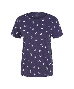 Dieses Damen-T-Shirt besticht durch seine reguläre Passform, die es bequem und vielseitig tragbar macht. Die kurzen Ärmel und der klassische Rundhalsausschnitt sorgen für einen zeitlosen und femininen Look. Der auffällige Allover-Print macht das T-Shirt zu einem modischen Blickfang und verleiht jedem Outfit eine besondere Note. Aus atmungsaktivem Material gefertigt, garantiert es auch an wärmeren Tagen ein angenehmes Tragegefühl. Der hohe Tragekomfort macht dieses T-Shirt zum idealen Begleiter für Alltag und Freizeit. Es lässt sich gut mit Jeans, Röcken oder Shorts kombinieren und ist ein vielseitiges Basic für jeden Kleiderschrank. Die hochwertige Verarbeitung sorgt für Langlebigkeit und Formbeständigkeit. Ein Must-Have für modebewusste Frauen, die Wert auf Stil und Komfort legen. Perfekt für jede Gelegenheit, bei der Sie sich wohlfühlen und gleichzeitig stilvoll aussehen wollen. Dieses T-Shirt wird schnell zu einem Lieblingsteil in Ihrem Kleiderschrank werden.