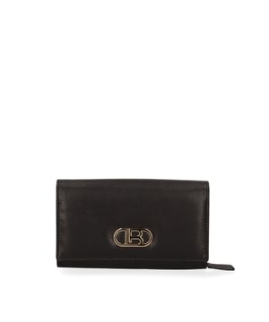Cartera de mujer. El cierre es con botón de presión. Los bolsillos internos cuentan con tarjeteros y porta billetes con bolsillos con cremallera. Los bolsillos exteriores son uno trasero con clip. Falta la correa para el hombro. Falta el mango. Hay un compartimento interno. El material exterior es 100% Piel Auténtica. Internamente está forrado en piel auténtica. Medidas: 17x10x4 cm. Producto de moda