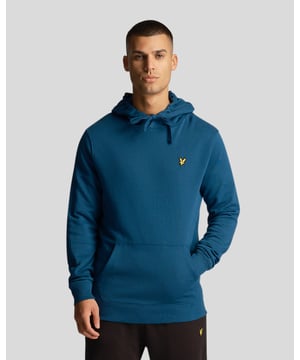 Apres-Navy-Pullover-Kapuzenpullover mit Lyle- und Scott-Markenlogo. Mit dem Lyle and Scott Branded Navy Pull-over Hoodie bleiben Sie bequem und stilvoll. Dieser aus 100 % Baumwolle gefertigte Kapuzenpullover fallt der Grosse entsprechend aus und tragt das charakteristische Lyle- und Scott-Markenlogo auf der Brust. Eine Aussage zu machen sah noch nie so gut aus und fuhlte sich noch nie so gut an! Marineblauer Pullover von Lyle und Scott, hergestellt in Indien. 100 % Baumwolle, Markenlogo auf der Brust, Pullover im Kapuzenstil. Normale Passform, fallt der Grosse entsprechend aus, Markenaufnaher vorne links auf der Brust. Stil: ML416VOG W992