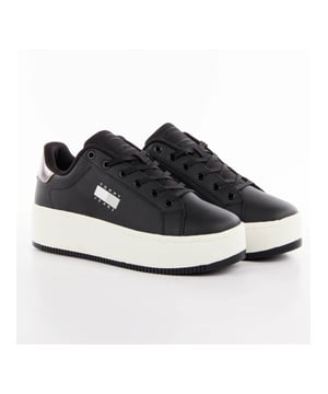 Sneaker Tommy Hilfiger TJW Flatform Damen Schwarz Synthetik. Authentischer Schuh der Marke Tommy Hilfiger - Streetwear/Sportswear Design von Tommy Hilfiger - Tommy Hilfiger für modebewusste Frauen, perfekt für den Alltag - Der schwarze Tommy Hilfiger Sneaker passt hervorragend zu Ihrer Garderobe - Bequeme Synthetikmaterialien - Klassische Schnürsenkel - TJW Flatform - Synthetisch