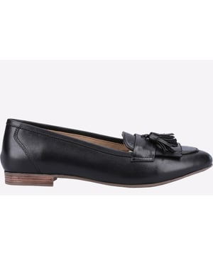 De Marissa kwastjesloafer is de ultieme toevoeging aan je kantoor garderobe deze zomer. Het slimme ontwerp heeft een kwastje en franje detail op de wreef, samen met een comfortabele inlegzool waardoor je voeten zich de hele dag door comfortabel voelen.
