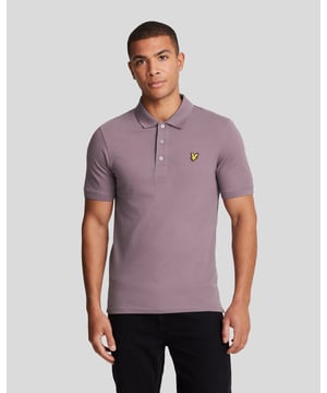 Dieses zeitlose Poloshirt von Lyle & Scott ist ein Muss fur jede Garderobe. Dieses aus strapazierfahiger, weicher Baumwolle gefertigte Stuck verfugt uber ein Logo-Design auf der Brust fur ein klassisches Finish. Werten Sie Ihren Stil mit diesem zeitlosen Klassiker auf!, Lyle & Scott Purple Polo, hergestellt in Indien, 97 % Baumwolle, 3 % Elastan, Markenlogo auf der Brust, Kragenkragen., normale Passform, fallt grossengetreu aus, Markenaufnaher vorne links auf der Brust. , Lila Polo