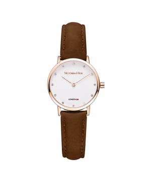 London street style combined with timeless chic. The Pretty Ladies watch in brown from Victoria Hyde London is the epitome of the minimalist watch classic. This model impresses with its elegant design and the noble combination of a matte white dial and a gold case and watch strap. In addition, the brown leather strap can be easily replaced with other 13mm straps, allowing you to individualize the watch and customize your personal look.

Movement: Miyota2035
Glass: Mineral glass
Watch strap material: Leather
Case diameter: 26mm
Case thickness: 8mm
Watch strap length: 180mm
Watch strap width: 13mm