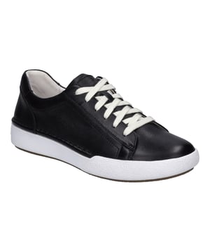 Entdecke die perfekte Verbindung von Tradition und modernem Wohlbefinden mit dem Claire 01, einem herausragenden Sneaker der Marke JOSEF SEIBEL. Dieses Modell, gekleidet in einem zeitlosen Schwarz, repräsentiert die ideale Wahl für Damen, die Wert auf Qualität und Bequemlichkeit legen. Hergestellt aus feinstem Nappa-Kalbsleder, bietet der Claire 01 nicht nur eine exquisite Optik, sondern auch eine Haltbarkeit, die den Alltag übersteht. Die weiße Sohle aus TR und Gummi verspricht eine exzellente Rutschfestigkeit und Leichtigkeit, ideal für lange Tage auf den Beinen. Die Besonderheit dieses Schuhs liegt in seiner Fertigungsart - der Strobel Machart, die eine hohe Stabilität und Strapazierfähigkeit garantiert, indem der Schaft mit einer textilen Brandsohle vernäht wird. Die Einlegesohle aus Leder unterstützt den Tragekomfort weiter und kann problemlos gegen ein eigenes orthopädisches Fußbett ausgetauscht werden, was die Vielseitigkeit und Funktionalität des Schuhs unterstreicht. Der Claire 01 ist mehr als nur ein Schuh; es ist ein Begleiter für jegliche Freizeitaktivitäten, von einem entspannten Stadtbummel bis hin zu langen Spaziergängen in der Natur. Die Schnürung sorgt für eine individuelle Anpassung und unterstreicht das alltagstaugliche Design, das nahtlos in jede Garderobe passt. Die Verwendung von hochwertigen Materialien und die Konzentration auf perfekte Passform und Funktion reflektieren das Engagement von JOSEF SEIBEL für Slow Fashion - eine Haltung, die Qualität über Quantität stellt und langlebige Produkte bevorzugt. Mit dem Claire 01 entscheidest du dich für einen Schuh, der nicht nur durch sein Aussehen, sondern auch durch seine durchdachten Eigenschaften und seine Fertigungsqualität begeistert. Erlebe den Unterschied, den handwerkliches Können und die Leidenschaft für Komfort in jedem Schritt machen können.