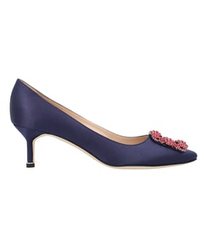 Satin-Pumps mit mandelförmiger Zehenpartie und einer quadratischen Kristallschnalle, die von einem Gunmetal-Rahmen umschlossen ist. Ausgestattet mit einem Stiletto-Mittelabsatz.

Obermaterial: 68 % Viskose, 32 % Seide.  
Sohle: 100 % Rindsleder.  
Futter: 100 % Ziegenleder.  
Der Absatz misst 50 mm.  
Hergestellt in Italien. Maße: