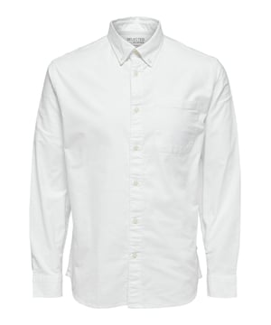 Das Hemd von Selected Homme ist ein elegantes und vielseitiges Kleidungsstück für den modernen Herrn. Es verfügt über einen stilvollen Button-Down-Kragen und eine praktische durchgehende Knopfleiste. Eine aufgesetzte Brusttasche bietet zusätzlichen Stauraum und unterstreicht das klassische Design. Dank der Knopf-Manschetten und des normalen Schnitts bietet das Hemd einen hohen Tragekomfort und eine perfekte Passform. Der gerundete Saum rundet das ansprechende Erscheinungsbild ab. Gefertigt aus hochwertigen Materialien, ist dieses Hemd ideal für nahezu jeden Anlass - sei es professionell unter der Anzugjacke oder leger in der Freizeit.