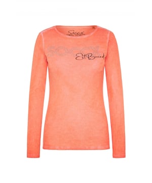 Dit T-shirt voor dames is een geweldige basic voor je casual garderobe die supermakkelijk te stylen is. Het shirt met lange mouwen heeft een getailleerd model en een boothals. De oliegeverfde kleur geeft het shirt een bijzondere look. De print op de voorkant accentueert het met glittersteentjes geappliqueerde label.