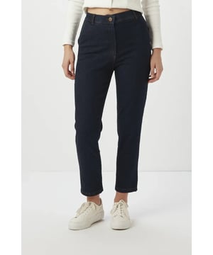 Our sizes run large, we recommend you to prefer one size smaller. Mom jeans is an inspired by the 80s and 90s fashion, standing high in the waist and expanding in the upper leg area with the hip and slightly narrowing from the knee. It takes its name from this model, known as the pants style of the mothers of that period. Blue is the most classic color of jeans. It can be preferred in daily life, friend meetings, shopping or more comfortable activities. Mom jeans can be combined with many top clothes from T -shirts to blouses, crop balls to sweaters. It can be completed with sneakers, sandals or boots. Although Mom jeans have a retro air, it has gained great popularity in recent years. It is preferred by women of all age groups as well as young people.