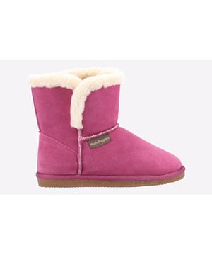 Gemaakt met een gezellige nepbonten sok en voering, is de Ashleigh laarsstijl slof perfect om je voeten lekker warm te houden. Gemaakt met een echt koeiensuède bovenkant en een comfortabel inlegzool van traagschuim, deze slof is een must-have dit seizoen.