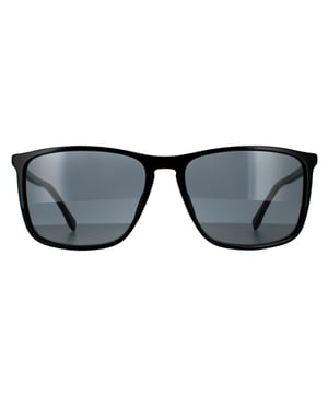 Gafas de sol Hugo Boss Square para hombre en negro, dorado y gris. Las Hugo Boss están fabricadas en Italia y tienen una forma rectangular con una ligera forma de llave en el puente. Las patillas están realzadas con una placa de logotipo de color en la parte superior del marco de resina, que posee propiedades hipoalergénicas. Una bisagra integrada y un alambre central proporcionan durabilidad y calidad, como se espera de un nombre como Hugo Boss.