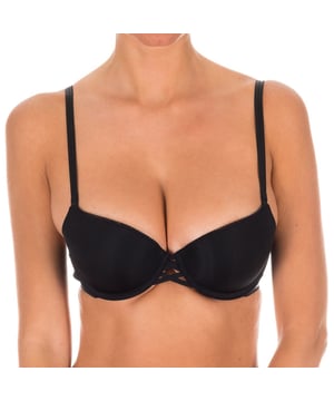 Calvin Klein bh.
 Kleur zwart
 Voorgevormde cups met vulling en met ringetjes.
 Detail van gekruiste stroken, aan de voorkant van de cups.
 Stempel van de naam van de signatuur, aan de onderkant.
 Elastische en verstelbare dunne bandjes.
 Elastische zijkanten.
 Sluiting op de rug, drie posities.
 Gravure van de naam van de handtekening, op de achtersluiting.
 Naden gezien toon.

 Samenstelling: 70% Nylon. - 30% Elastaan.

 Wasvoorschriften:
 - Maximaal wassen op 40ºC.
 - Strijken op gemiddelde temperatuur, max. 110 ° C.
 - Droger mag niet gebruikt worden.
 - Geen bleekmiddel gebruiken.
 - Chemisch reinigen is niet toegestaan.

 Gelijkwaardige maten:

 UK FR EU IT
 30 80 65 30
 32 85 70 32
 34 90 75 34
 36 95 80 36
 38 100 85 38