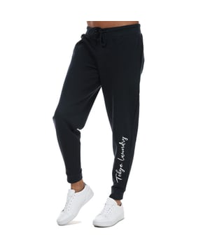 Tokyo Laundry Kruze joggingbroek voor dames in sky captain navy.<br /><br />- Geribde elastische tailleband met trekkoord.<br />- Zakken in de zijnaad.<br />- Taps toelopende pijpen met geribde boorden.<br />- Tokyo Laundry-folieprint linksonder op de pijp.<br />- Ontwerp met zachte geborstelde katoenfleece.<br />- Normale pasvorm.<br />- De binnenbeenlengte is ongeveer 29 inch.<br />- 60% katoen, 40% polyester. Machinewasbaar.<br />- Ref: 3F16947<br /><br />De maten zijn slechts bedoeld als richtlijn.