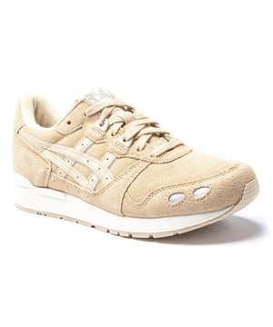 Met zowel stijl als inhoud stap je dit seizoen in de Women's Gel-lyte Trainers van Asics Tiger. Afgewerkt tot een superieure standaard, wordt het rijke suède bovenwerk aangevuld met een duurzame rubberen zool voor uw comfort.