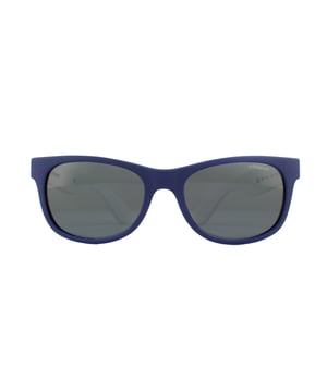 Polaroid Kids Zonnebril P0300 T6D Y2 Blauw Camouflage Grijs gepolariseerd zijn een klassieke reisfareerstijl voor kinderen in sommige heldere funky kleuren met 100% UV-bescherming en de gepolariseerde lenzen die verblinding verwijderen en de ogen van uw kind nog meer beschermen.
