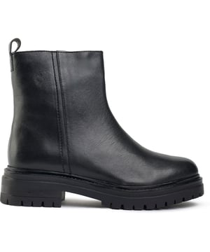 Schlüpfen Sie in einen eleganten Stil mit den Sole Gia Innenreißverschluss-Ankle Boots. Hergestellt aus geschmeidigem Leder mit einer runden Zehenform setzen diese Stiefel ein stilvolles Statement. Der Leder-Sockeneinsatz und das Futter sorgen für hervorragenden Komfort, während die profilierte Laufsohle bei jedem Schritt für Trittsicherheit sorgt. Ideal für die wechselnden Jahreszeiten werden diese schwarzen Stiefel zu Ihrem täglichen Favoriten für mühelose Eleganz.