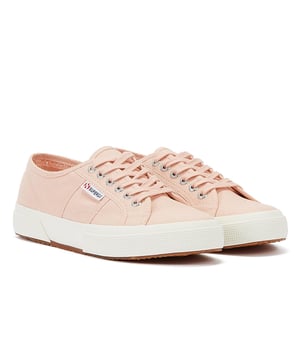 Ontdek de milieuvriendelijke Superga Pink Blush Fashion Trainer. Lichtgewicht met een ademend katoenen bovenwerk en gevulkaniseerde rubberen zool. Deze eenvoudige canvas tennisschoen is ontworpen met comfort en stijl in gedachten. Veganistisch gecertificeerd en vrij van wreedheid.