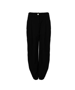 De losse snit zorgt ervoor dat deze broek niet alleen stijlvol maar ook uiterst comfortabel is, ideaal voor elke gelegenheid, van alledaagse uitstapjes tot meer formele bijeenkomsten.

De hoge taille benadrukt de taille en voegt elegantie toe terwijl hij de hele dag comfort biedt.

De licht taps toelopende pijpen, die eindigen met een manchet, geven de broek een moderne look en zorgen tegelijkertijd voor bewegingsvrijheid en een perfecte pasvorm voor elk figuur.

Hij wordt gesloten met een rits en een knoop met merklogo, wat hem een speciaal karakter geeft en de aandacht voor detail benadrukt.

De steekzakken zijn niet alleen praktisch maar ook esthetisch, bieden ruimte voor kleine spullen en verhogen de functionaliteit van de broek.

Op de linkerpijp is de geborduurde merknaam een subtiel maar effectief accent dat de authenticiteit en het prestige van het product benadrukt.

Gemaakt van hoogwaardige stof garandeert deze broek duurzaamheid en comfort en een elegante uitstraling voor een lange tijd.