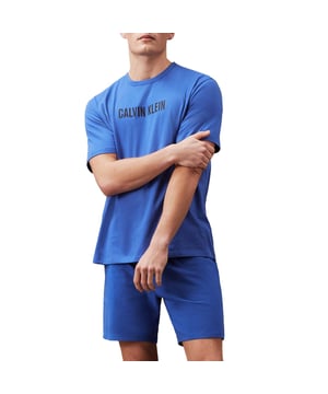 Mens Calvin Klein Lounge T- Shirt in blue.- Crewneck.- Short sleeves.- Signature tape inside the collar.- Iconic Calvin Klein monogram logo on the chest.- Regular fit.- Ref: 000NM2567ECEI