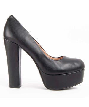 Hakschoen voor dames. Comfortabele pasvorm. Gemaakt door andere merken voor ons merk. Geschatte afmetingen: 13 cm hak en 4 cm platform.