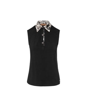 Este top de verano sin mangas está confeccionado en tejido de punto elástico: seda-viscosa-elastano. Cuello de polo en tejido estampado: 100% viscosa-crepé. Presenta una tapeta de 2 cm en la parte delantera, de color negro por fuera y estampada por dentro. En la tapeta hay botones decorativos. En la parte inferior izquierda del dobladillo hay una etiqueta dorada con la palabra "Conquista". El top tiene una sutil silueta en forma de A. Nuestra modelo mide 178 cm y lleva la talla 36. Medidas de la talla 38 (en cm): Busto-43; Largo del cuerpo-62; Cintura-45; Ancho de los hombros-36; Dobladillo-54. La prenda es entallada.